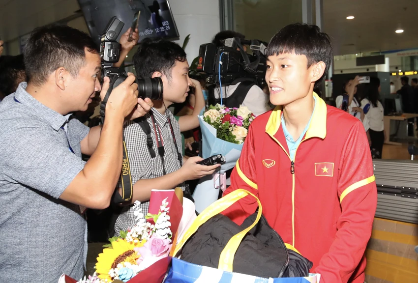 ... trong khi Hải Linh vừa nổi lên ở tuyến giữa dù vẫn còn phải hoàn thiện nhiều hơn nữa. ... trong khi Hải Linh vừa nổi lên ở tuyến giữa dù vẫn còn phải hoàn thiện nhiều hơn nữa.