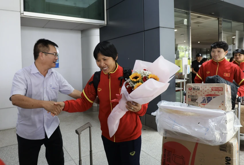 Ông Đào Huy Hùng phụ trách bộ môn bóng đá nữ TP.HCM ra tận sân bay đón nữ trợ lý Kim Chi cùng các tuyển thủ của CLB TP.HCM đóng góp quân số đông nhất trên tuyển ở World Cup. Ông Đào Huy Hùng phụ trách bộ môn bóng đá nữ TP.HCM ra tận sân bay đón nữ trợ lý Kim Chi cùng các tuyển thủ của CLB TP.HCM đóng góp quân số đông nhất trên tuyển ở World Cup.