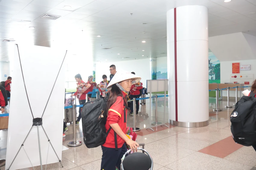 Đội trưởng Huỳnh Như và đồng đội luôn cảm kích trong hành trình lịch sử của đội tuyển bóng đá nữ Việt Nam vừa qua luôn có sự đồng hành của người hâm mộ... Đội trưởng Huỳnh Như và đồng đội luôn cảm kích trong hành trình lịch sử của đội tuyển bóng đá nữ Việt Nam vừa qua luôn có sự đồng hành của người hâm mộ...