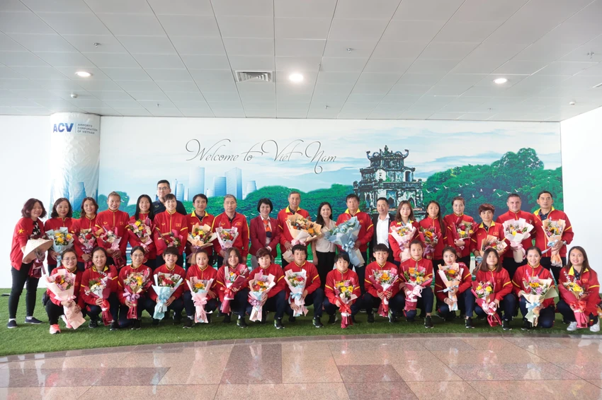 Tuyển nữ Việt Nam về nước sau khi sớm kết thúc hành trình World Cup 2023. VFF cũng đã gửi thư cảm ơn người hâm mộ sát cánh thầy trò Mai Đức Chung: "Tháng 2-2022, đội tuyển bóng đá nữ Việt Nam đã khiến hàng triệu triệu trái tim người hâm mộ bóng đá nước nhà vỡ òa vì hạnh phúc, khi lần đầu tiên giành quyền thi đấu tại vòng chung kết FIFA World Cup nữ 2023. Đây được coi là thành tích lịch sử và rất ý nghĩa với bóng đá Việt Nam nói chung, bóng đá nữ nói riêng. Tuyển nữ Việt Nam về nước sau khi sớm kết thúc hành trình World Cup 2023. VFF cũng đã gửi thư cảm ơn người hâm mộ sát cánh thầy trò Mai Đức Chung: "Tháng 2-2022, đội tuyển bóng đá nữ Việt Nam đã khiến hàng triệu triệu trái tim người hâm mộ bóng đá nước nhà vỡ òa vì hạnh phúc, khi lần đầu tiên giành quyền thi đấu tại vòng chung kết FIFA World Cup nữ 2023. Đây được coi là thành tích lịch sử và rất ý nghĩa với bóng đá Việt Nam nói chung, bóng đá nữ nói riêng.