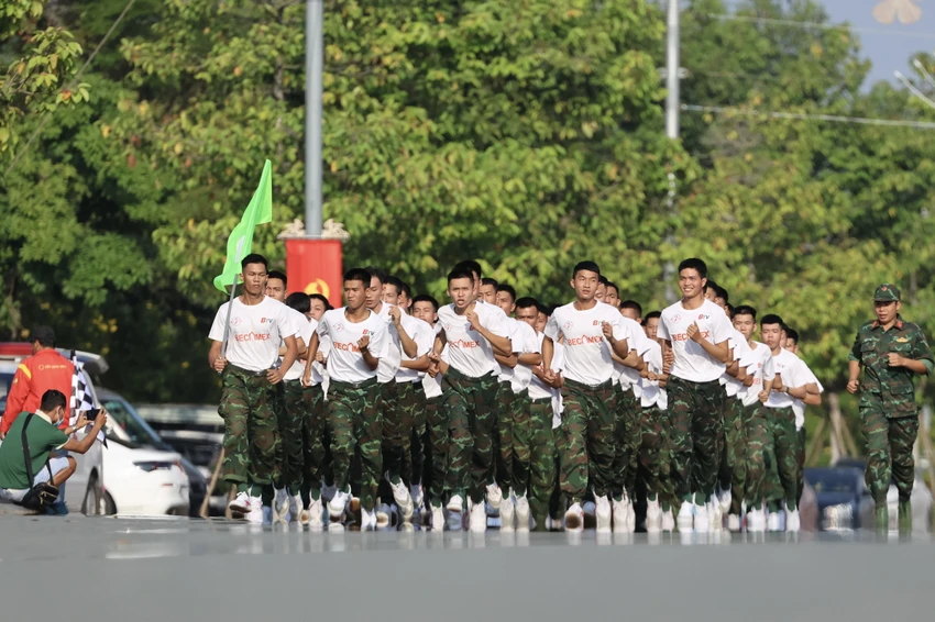 5-cac-chien-si-cung-tham-gia-chay-tap-the-2257.jpg