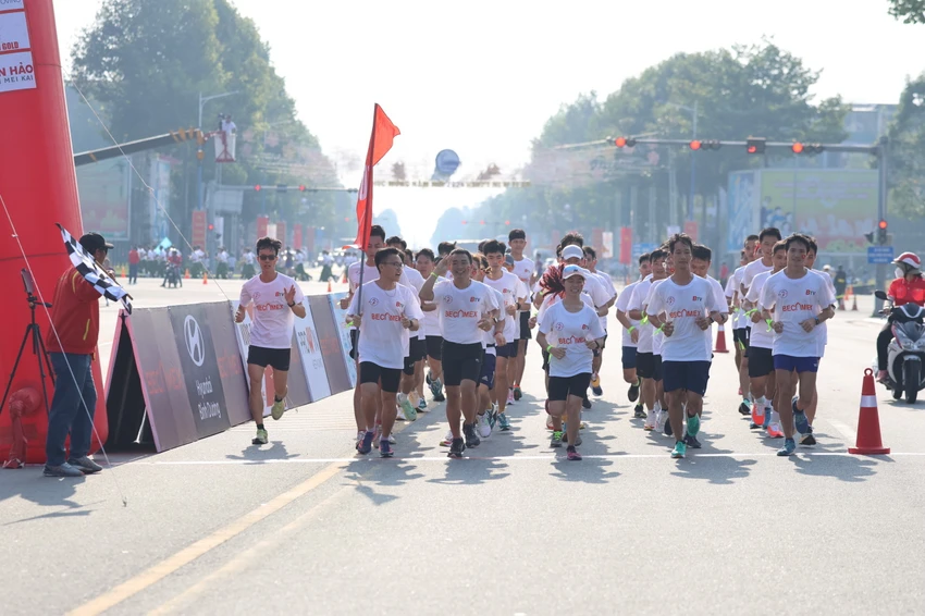 9-cac-van-dong-vien-tham-gia-voi-tinh-than-giao-luu-1030.jpg