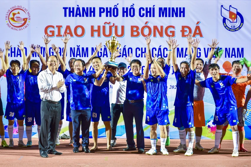 mua-ban-thang-trong-tran-cau-day-y-nghia-tren-san-thong-nhat.jpg