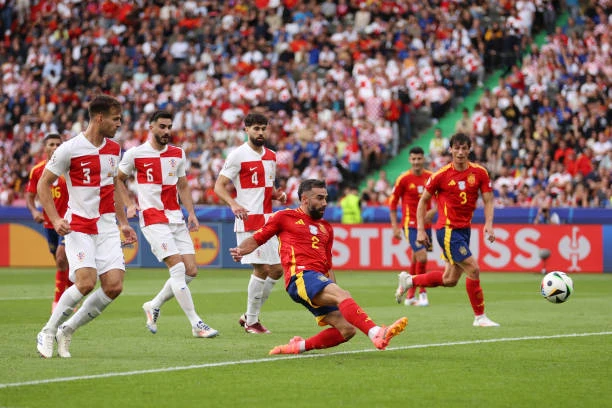 Tây Ban Nha - Croatia 3-0: Đừng bắt Luka Modric cày nữa!