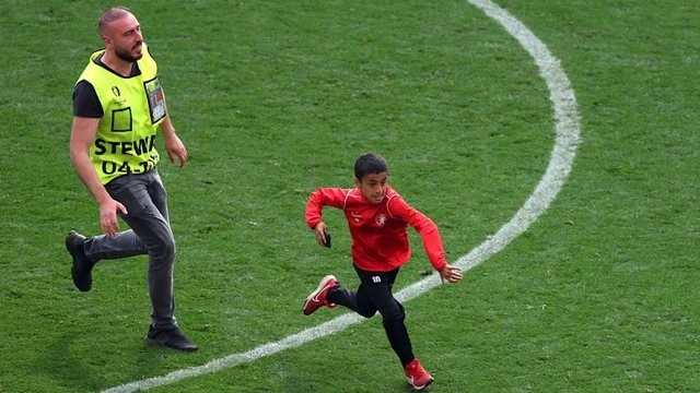 uefa-ra-toi-hau-thu-xu-nhung-fan-vuot-rao-vao-selfie-voi-ronaldo- .jpg
