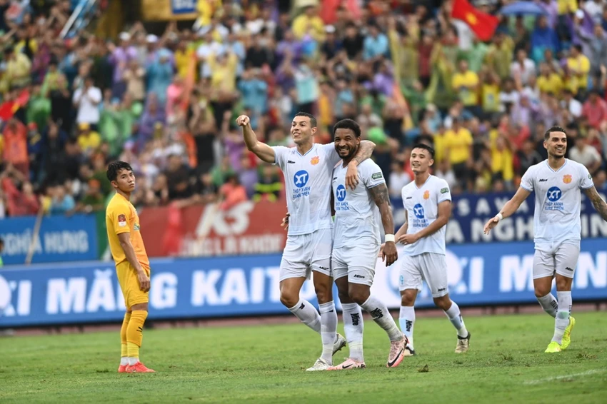 V-League khoá sổ_Rafeson.jpg