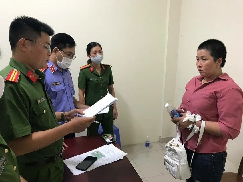 Công an đọc lệnh bắt với Nguyễn Thị Bích Thủy. Ảnh: CA