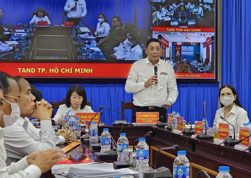 Ông Phùng Văn Hải, Phó chánh án TAND TP.HCM đặt câu hỏi tại hội nghị. ẢNH: SONG MAI Ông Phùng Văn Hải, Phó chánh án TAND TP.HCM đặt câu hỏi tại hội nghị. ẢNH: SONG MAI