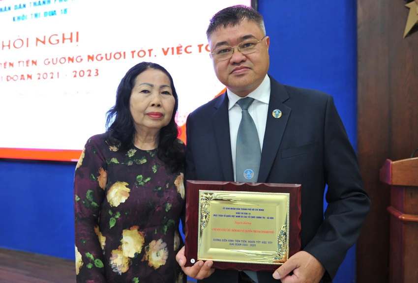 Chi hội luật sư Hội Bảo vệ quyền trẻ em TP.HCM được tuyên dương gương điển hình tiên tiến, người tốt việc tốt. ẢNH: NN Chi hội luật sư Hội Bảo vệ quyền trẻ em TP.HCM được tuyên dương gương điển hình tiên tiến, người tốt việc tốt. ẢNH: NN