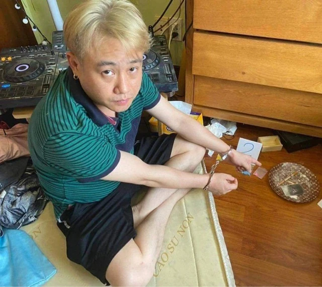 Diễn viên hài Hữu Tín lúc bị công an bắt quả tang tổ chức sử dụng trái phép chất ma túy. ẢNH: CÔNG AN CUNG CẤP