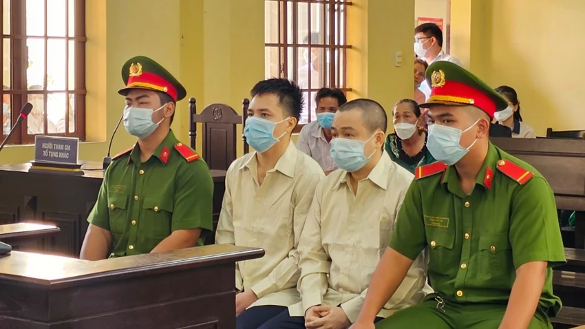 Bị cáo Hoàng Phi và bị cáo - diễn viên Hữu Tín (tóc ngắn) tại phiên tòa. ẢNH: SONG MAI Bị cáo Hoàng Phi và bị cáo - diễn viên Hữu Tín (tóc ngắn) tại phiên tòa. ẢNH: SONG MAI
