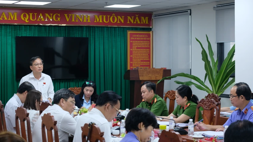Buổi giám sát của Ban pháp chế HĐND TP.HCM tại Công an quận 3. ẢNH: SONG MAI Buổi giám sát của Ban pháp chế HĐND TP.HCM tại Công an quận 3. ẢNH: SONG MAI