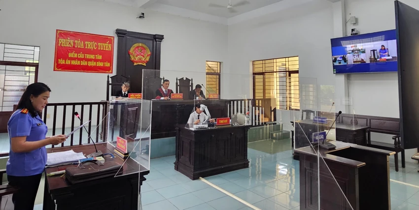 Toàn cảnh phiên xét xử trực tuyến. ẢNH: SONG MAI Toàn cảnh phiên xét xử trực tuyến. ẢNH: SONG MAI