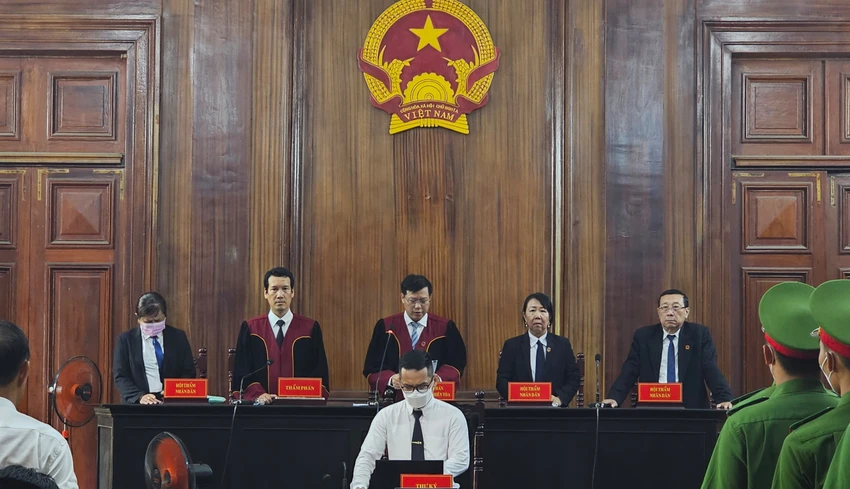 HĐXX tuyên án vụ cướp tiền ảo trên cao tốc. ẢNH: SONG MAI HĐXX tuyên án vụ cướp tiền ảo trên cao tốc. ẢNH: SONG MAI