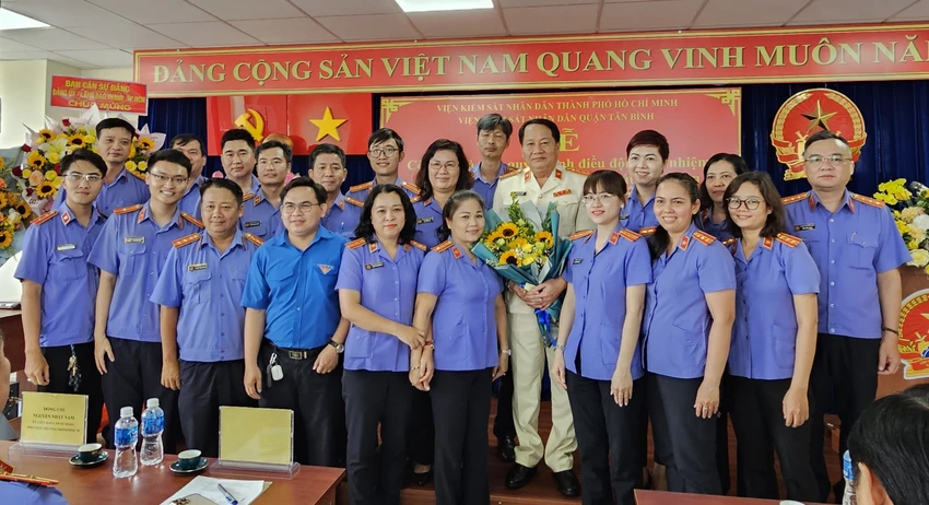 Ông Trần Nam Thắng chụp ảnh cùng kiểm sát viên thuộc Phòng 2 - VKSND TP.HCM. Ảnh: SONG MAI