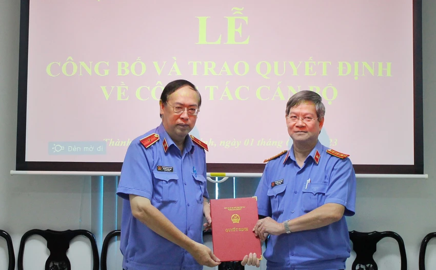 Ông Nguyễn Nhật Nam, Phó Viện trưởng VKSND TP.HCM trao quyết định điều động cho ông Nguyễn Quang Vinh (bìa phải). ẢNH: HH