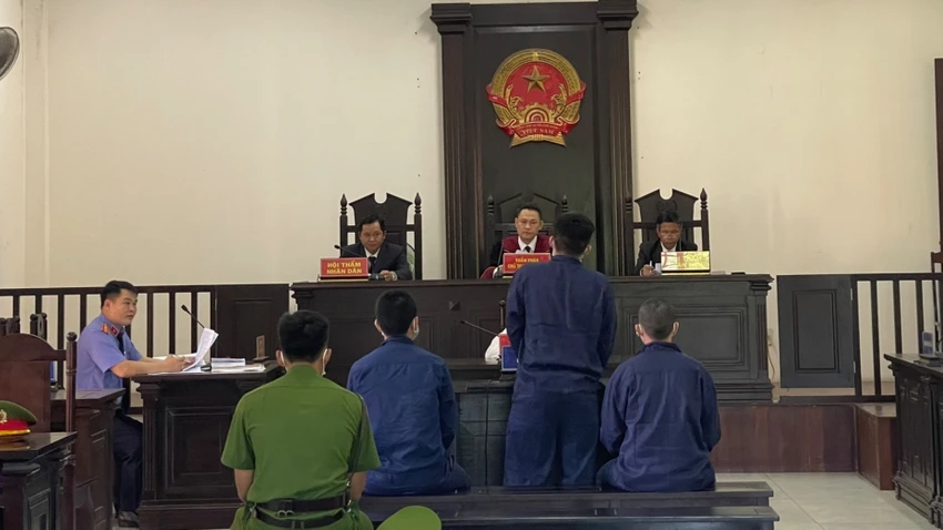 Toàn cảnh phiên xét xử ba bị cáo cướp giật tài sản. ẢNH: AX Toàn cảnh phiên xét xử ba bị cáo cướp giật tài sản. ẢNH: AX