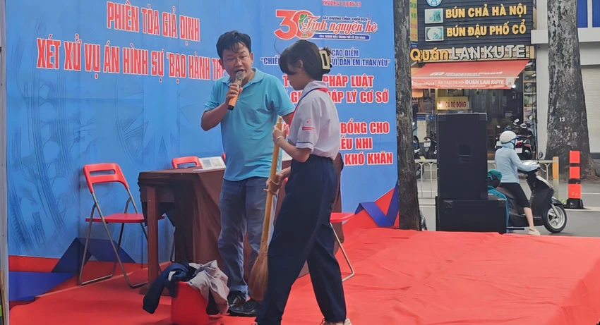 Sân khấu hóa tiểu phẩm phòng, chống bạo lực gia đình, bạo hành trẻ em. ẢNH: SONG MAI