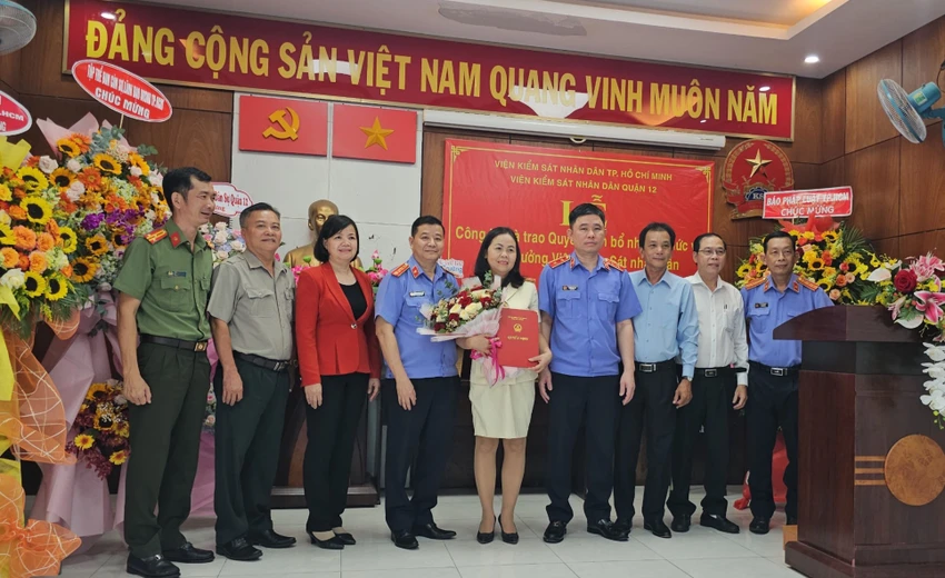 Tân Viện trưởng VKSND quận 12 chụp ảnh cùng đại diện lãnh đạo các đơn vị. Ảnh: SONG MAI Tân Viện trưởng VKSND quận 12 chụp ảnh cùng đại diện lãnh đạo các đơn vị. Ảnh: SONG MAI