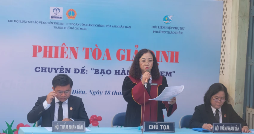 HĐXX của phiên tòa giả định. Ảnh: SONG MAI