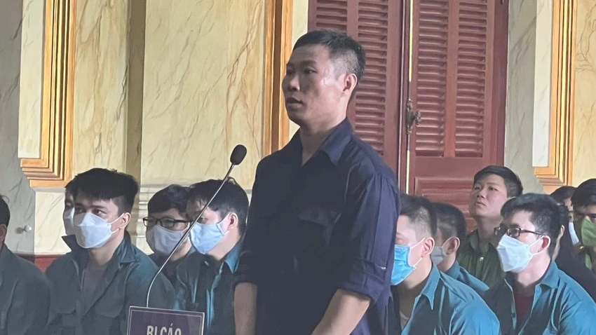 Cựu cán bộ công an Hoàng Duy Tiến bị đại diện VKS đề nghị mức án từ 14-16 năm tù. Ảnh: HỮU ĐĂNG Cựu cán bộ công an Hoàng Duy Tiến bị đại diện VKS đề nghị mức án từ 14-16 năm tù. Ảnh: HỮU ĐĂNG