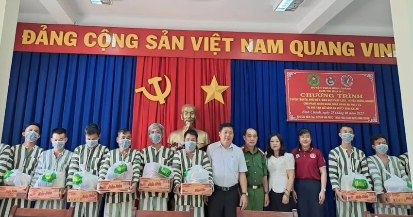Trao quà cho các phạm nhân tại Nhà tạm giữ Công an huyện Bình Chánh. Ảnh: KHẮC TUẤN Trao quà cho các phạm nhân tại Nhà tạm giữ Công an huyện Bình Chánh. Ảnh: KHẮC TUẤN