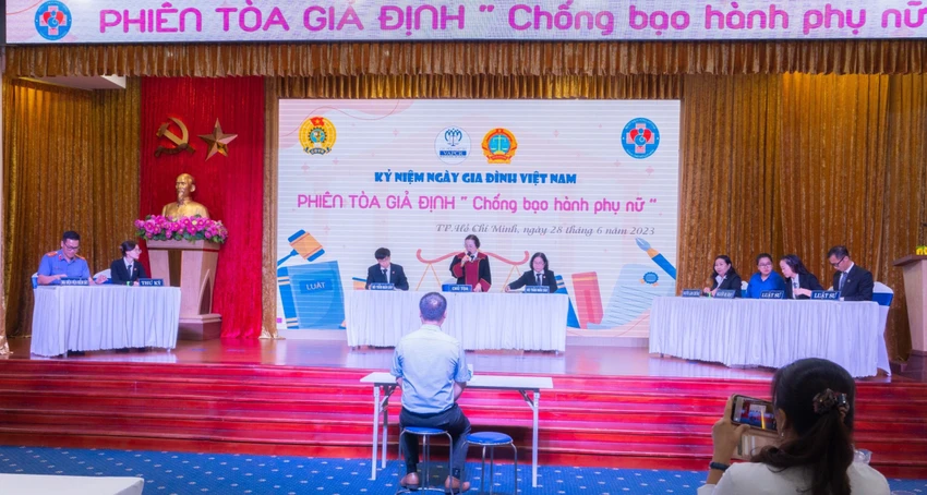 Phiên tòa giả định được tổ chức tại hội trường Bệnh viện Hùng Vương. Ảnh: NN Phiên tòa giả định được tổ chức tại hội trường Bệnh viện Hùng Vương. Ảnh: NN