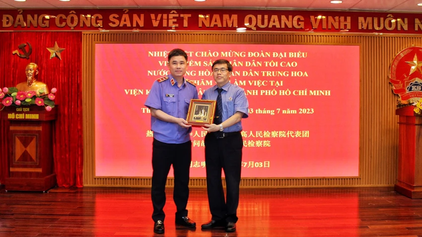 Viện trưởng VKSND TP.HCM Nguyễn Đức Thái (trái) chụp ảnh cùng ông Khưu Lợi Quân, Phó viện trưởng Viện kiểm sát nhân dân tỉnh Hải Nam, trưởng đoàn công tác. Ảnh: DI LINH Viện trưởng VKSND TP.HCM Nguyễn Đức Thái (trái) chụp ảnh cùng ông Khưu Lợi Quân, Phó viện trưởng Viện kiểm sát nhân dân tỉnh Hải Nam, trưởng đoàn công tác. Ảnh: DI LINH