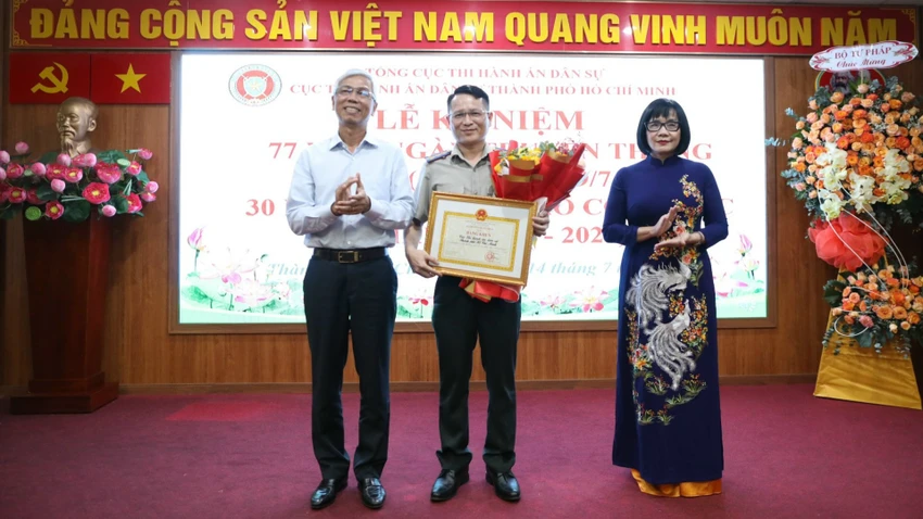 Cục trưởng Cục THADS TP.HCM Nguyễn Văn Hòa (giữa) nhận bằng khen của Bộ trưởng Bộ tư pháp. Ảnh: CT Cục trưởng Cục THADS TP.HCM Nguyễn Văn Hòa (giữa) nhận bằng khen của Bộ trưởng Bộ tư pháp. Ảnh: CT