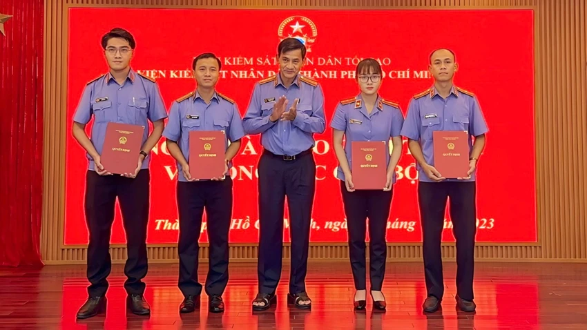 Phó Viện trưởng VKSND TP.HCM Nguyễn Văn Tấn (giữa) trao quyết định về công tác cán bộ. Ảnh: SONG MAI Phó Viện trưởng VKSND TP.HCM Nguyễn Văn Tấn (giữa) trao quyết định về công tác cán bộ. Ảnh: SONG MAI