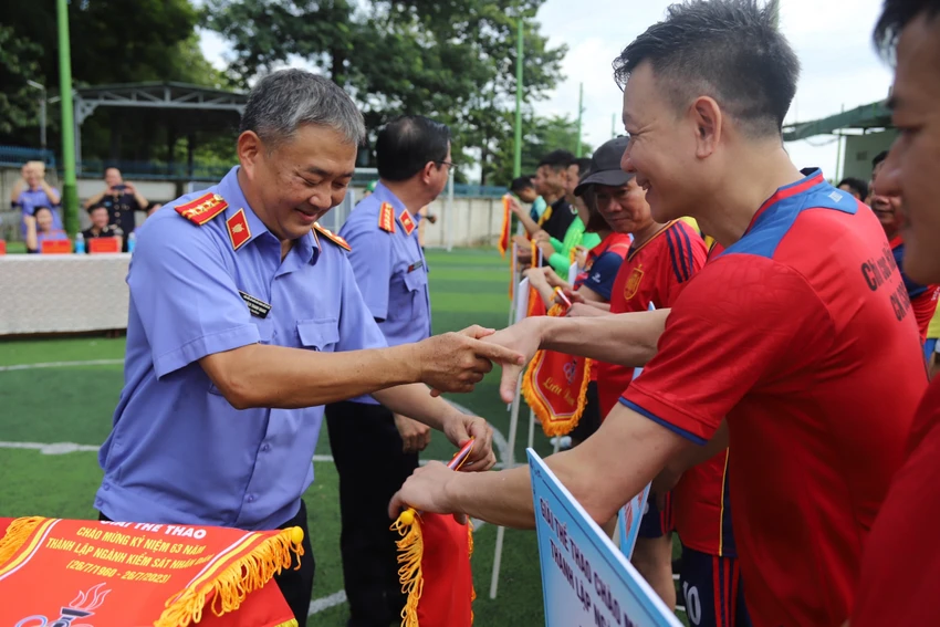 Viện trưởng VKSND TP Thủ Đức Quách Thanh Giang (trái) tại hội thao. Ảnh: ĐL Viện trưởng VKSND TP Thủ Đức Quách Thanh Giang (trái) tại hội thao. Ảnh: ĐL