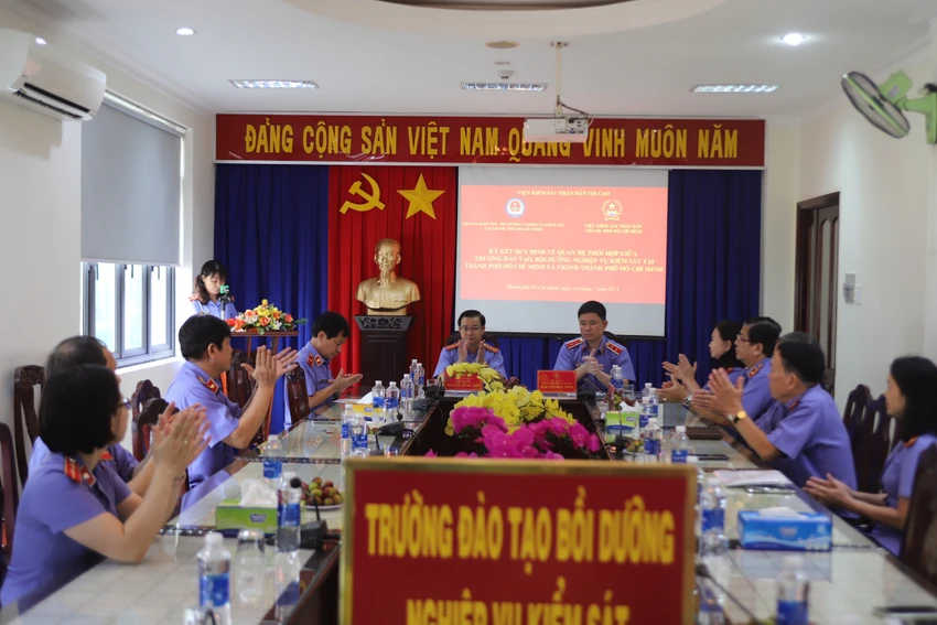 Buổi lễ ký kết quy định về quan hệ phối hợp giữa Trường Đào tạo bồi dưỡng kiểm sát tại TP.HCM và VKSND TP.HCM. Ảnh: ĐL Buổi lễ ký kết quy định về quan hệ phối hợp giữa Trường Đào tạo bồi dưỡng kiểm sát tại TP.HCM và VKSND TP.HCM. Ảnh: ĐL