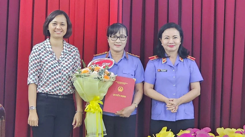 Phó Viện trưởng VKSND TP.HCM Huỳnh Thị Ngọc Hoa trao quyết định giao bà Lê Thị Hiệp, Phó Viện trưởng VKSND quận 11 (giữa) phụ trách đơn vị. Ảnh: SONG MAI