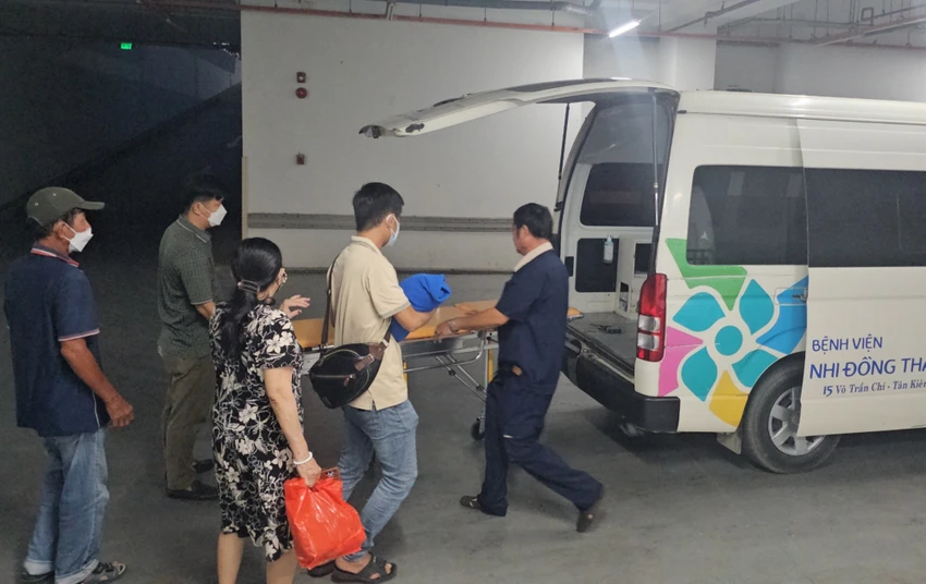 Gia đình đang làm các thủ tục để an táng cho bé. Ảnh: SONG MAI Gia đình đang làm các thủ tục để an táng cho bé. Ảnh: SONG MAI
