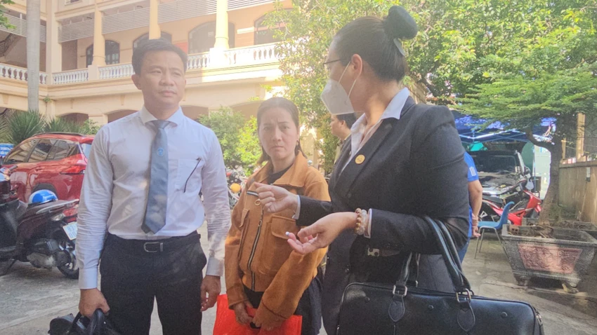 Bà Hồng Loan (giữa) cùng luật sư đến tòa để sao chụp tài liệu, chứng cứ. Ảnh: SONG MAI Bà Hồng Loan (giữa) cùng luật sư đến tòa để sao chụp tài liệu, chứng cứ. Ảnh: SONG MAI