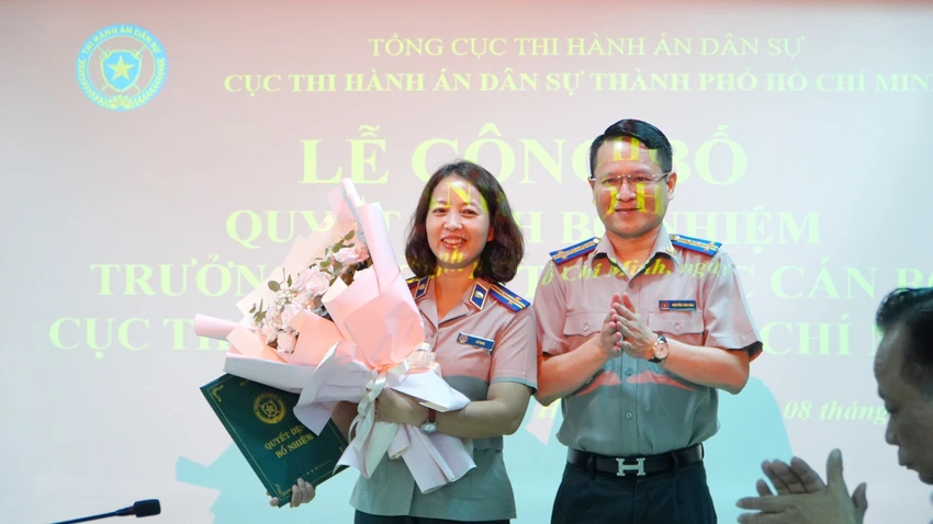 Cục trưởng Cục THADS TP.HCM Nguyễn Văn Hòa trao quyết định bổ nhiệm bà Lê Thị Mai. Ảnh: CT Cục trưởng Cục THADS TP.HCM Nguyễn Văn Hòa trao quyết định bổ nhiệm bà Lê Thị Mai. Ảnh: CT