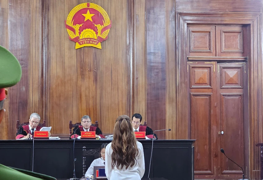 HĐXX phúc thẩm Trang Nemo và đồng phạm gây rối trật tự công cộng. Ảnh: SONG MAI HĐXX phúc thẩm Trang Nemo và đồng phạm gây rối trật tự công cộng. Ảnh: SONG MAI