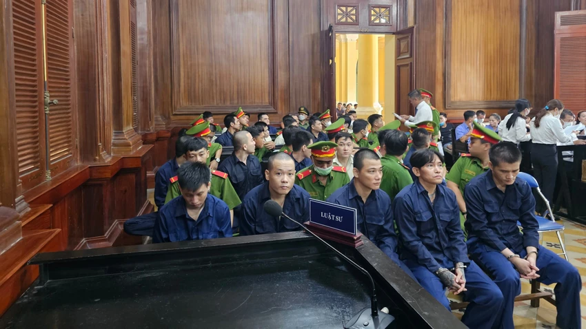 Các bị cáo được sắp xếp ngồi ở cả hai phòng xử án. Ảnh: SONG MAI Các bị cáo được sắp xếp ngồi ở cả hai phòng xử án. Ảnh: SONG MAI
