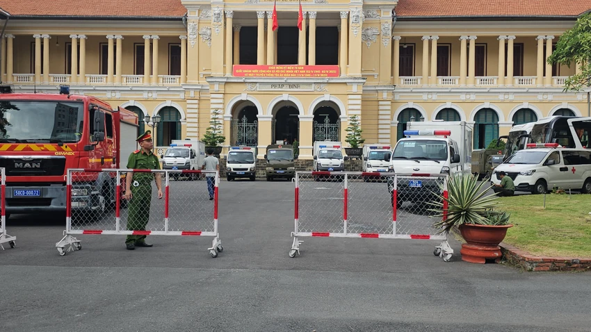 An ninh phiên tòa được bố trí nghiêm ngặt. Ảnh: SONG MAI An ninh phiên tòa được bố trí nghiêm ngặt. Ảnh: SONG MAI
