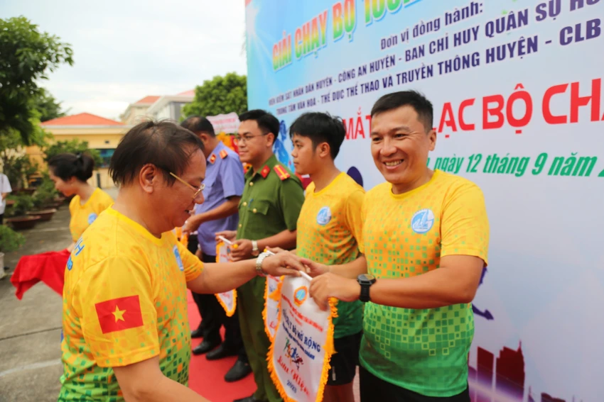 Chánh án TAND huyện Bình Chánh Vũ Thanh Lâm trao giải cho các vận động viên tham gia thi đấu. Ảnh: KT Chánh án TAND huyện Bình Chánh Vũ Thanh Lâm trao giải cho các vận động viên tham gia thi đấu. Ảnh: KT