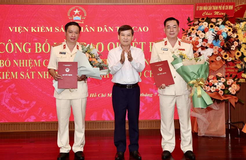 Trao quyết định 2 Phó viện trưởng VKSND TP.HCM.jpg