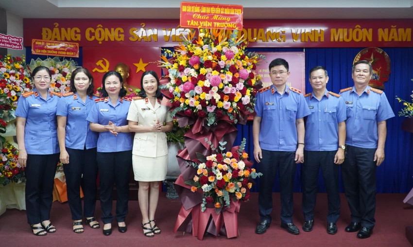 lãnh đạo chụp ảnh cùng Viện trưởng VKSND quận 7.jpg