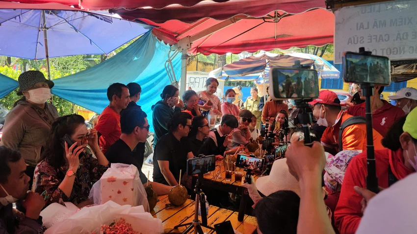 Nhiều youtuber tụ tập ở gần TAND TP.HCM để chờ kết quả phiên họp liên quan tranh chấp di sản thừa kế của cố NSƯT Vũ Linh