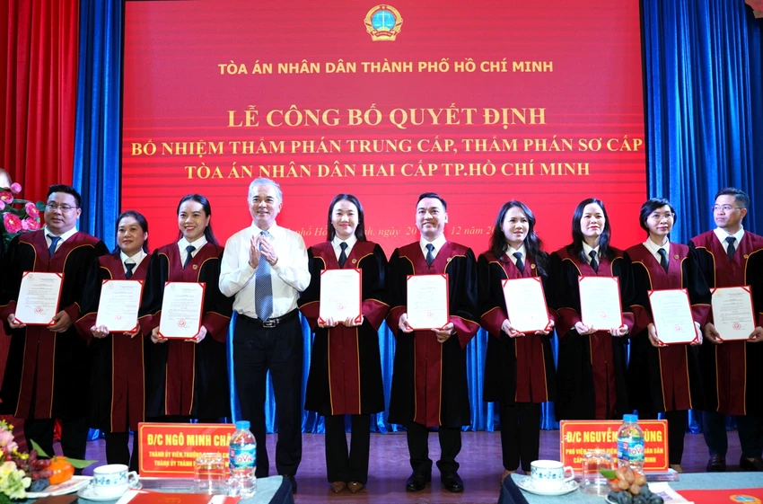 and-tp-hcm-trao-quyet-dinh-bo-nhiem-tham-phan-so-cap-trung-cap-1.jpg