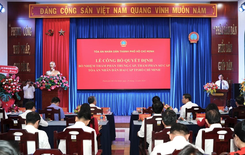 and-tp-hcm-trao-quyet-dinh-bo-nhiem-tham-phan-so-cap-trung-cap.jpg
