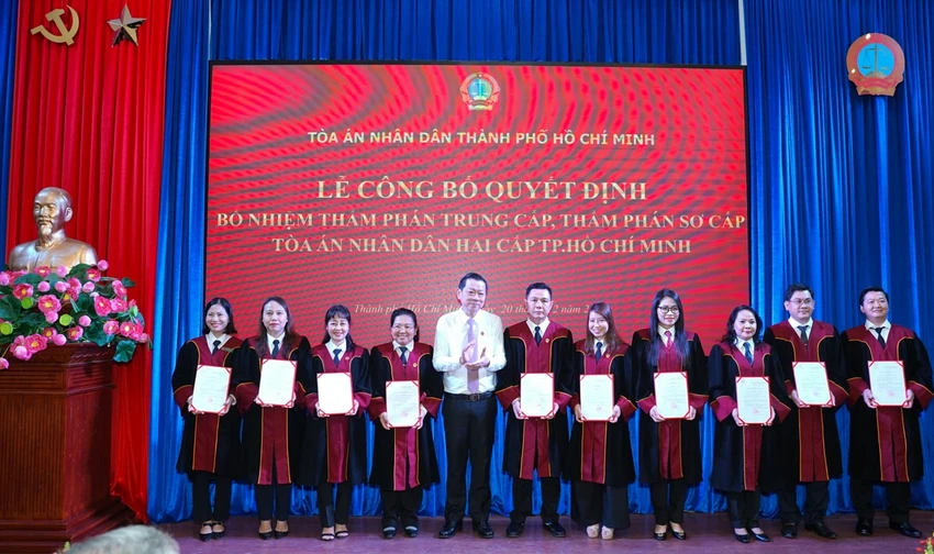 tand-tp-hcm-trao-quyet-dinh-bo-nhiem-tham-phan-so-cap-trung-cap-6.jpg