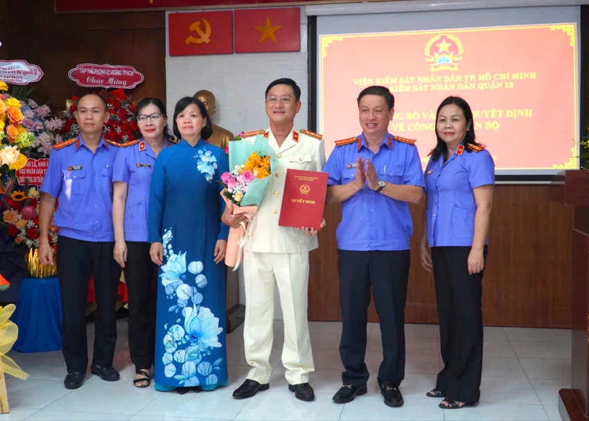 vksnd-quan-12-co-tan-pho-vien-truong-1.jpg