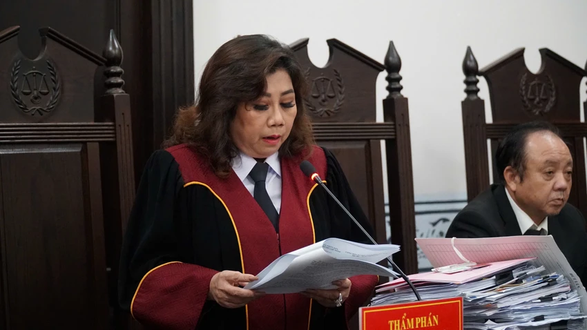 Chủ tọa phiên tòa tuyên án đối với vụ tranh chấp di sản thừa kế của cố NSƯT Vũ Linh. Ảnh: NGUYỄN TIẾN