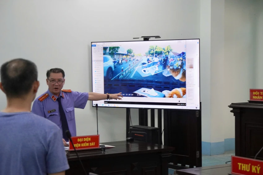 nguoi-dan-ong-danh-co-gai-tren-duong-khanh-hoi-2.jpg
