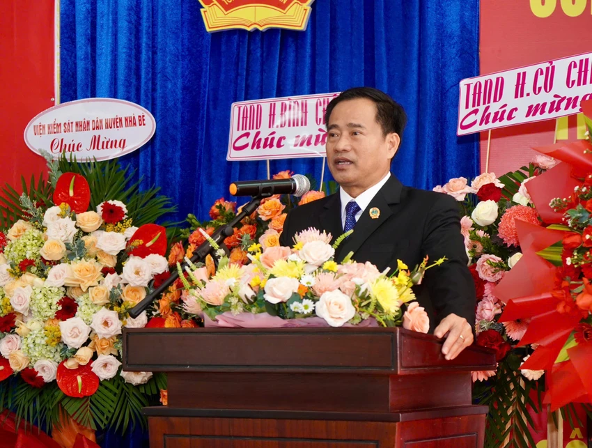 trao-quyet-dinh-bo-nhiem-chanh-an-tand-quan-4-va-huyen-nha-be-1.jpg